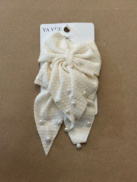 دبوس ببيوني مع لولو